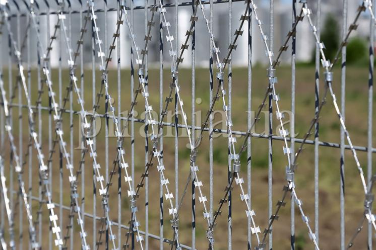 Паркан зі зварної сітки та сітка колюча Піранья