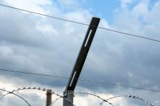 Дріт натяжний на кронштейнах для плоского бар'єру Єгоза