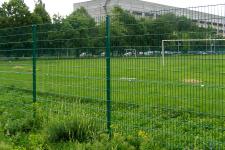 Огорожа зі зварних панелей на спортмайданчику